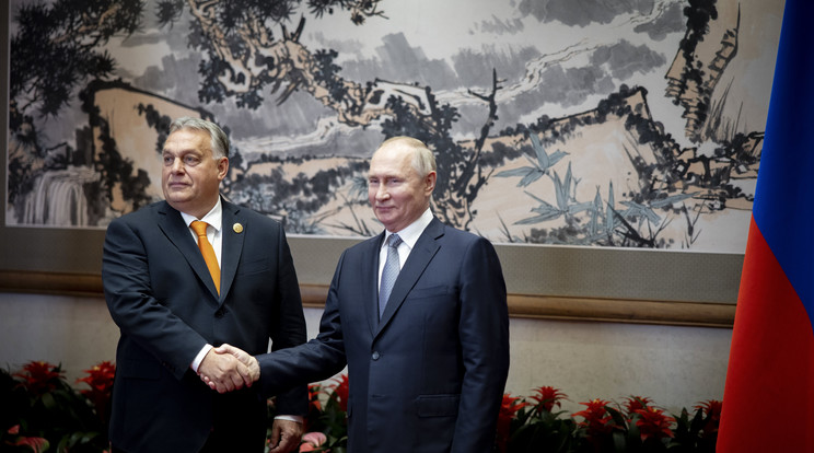 Orbán Viktor és Vlagyimir Putyin orosz elnök   kétoldalú tárgyalásuk előtt Pekingben  / Fotó: MTI/Miniszterelnöki Sajtóiroda/Fischer Zoltán