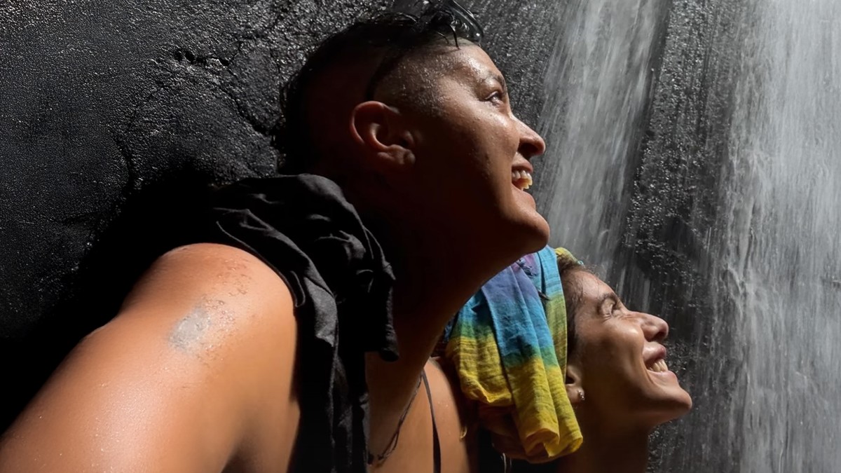 JOVANA PAJIĆ U TOPLESU, MARIJA ŠERIFOVIĆ U KUPAĆEM ISPOD VODOPADA Pevačice ovakve niste videli! Uživaju na Baliju za sve pare (FOTO)