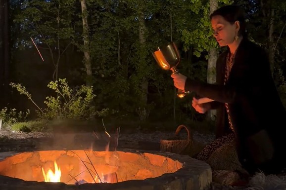 FILMSKA SCENA U ŠUMI USRED NOĆI OSTAVILA SVE U ČUDU! Elena Karić izvodi ritual: U ruci drži zlatni pehar i drveni predmet, a ispred nje kameno ognjište (Video)