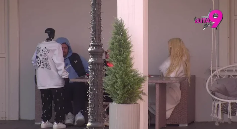 Lepi Mića pliva u bazenu, ne smeta mu hladnoća: "Ledolomac"