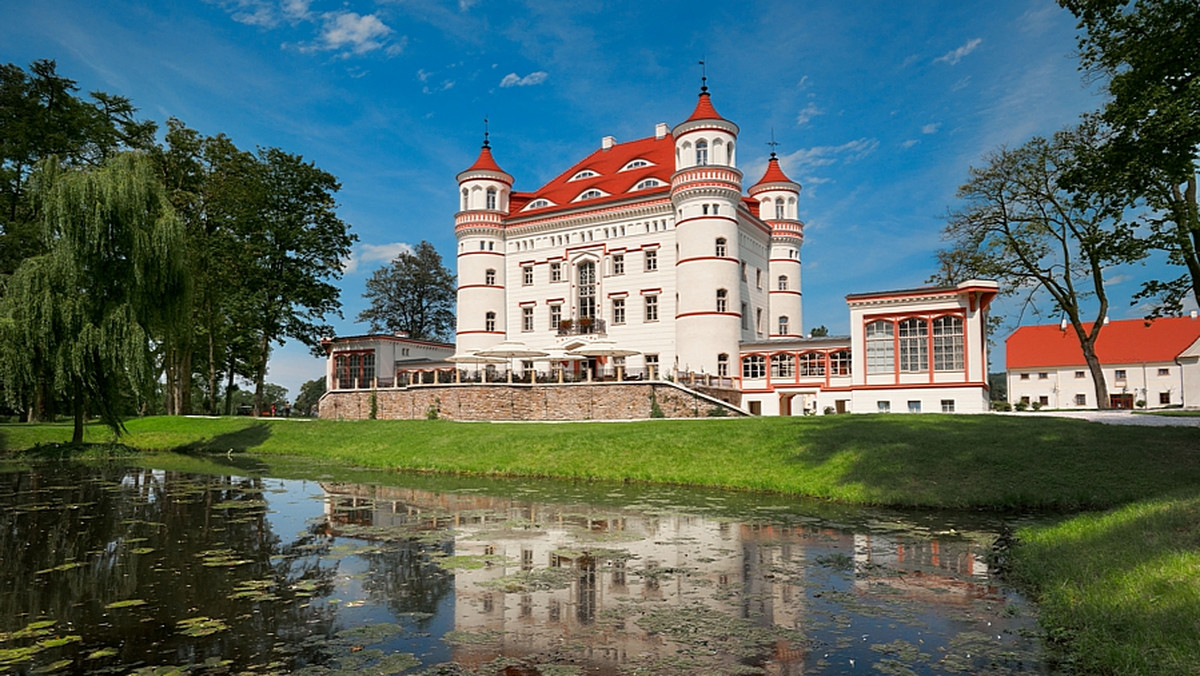 Zamiast Loary - Bóbr. Zamiast doliny - Kotlina Jeleniogórska. Zamiast francuskich chateaux - zamki, pałace i dwory pruskiej arystokracji. Zamiast przystrzyżonych ogrodów - rozległe parki romantyczne. Zanim zachłyśniemy się więc słynną Doliną Loary, odwiedźmy piękną i wyjątkową Dolinę Pałaców i Ogrodów u stóp Karkonoszy.