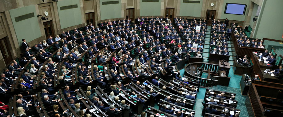 1 tys. zł dodatku do pensji dla 190 tys. Polaków. Sejm zdecydował