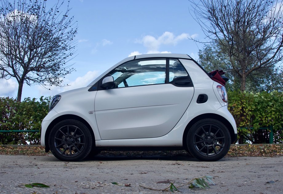 Smart EQ fortwo cabrio, choć wydaje się małym pudełeczkiem, przeszedł wszystkie testy bezpieczeństwa, a jego niepozorne nadwozie to klatka bezpieczeństwa. 