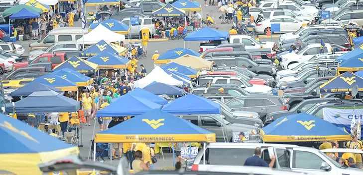 Tailgate impreza poprzedzająca mecz, która odbywa się na parkingu przed stadionem