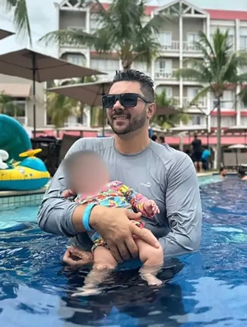 Karlos sa najmlja]im detetom