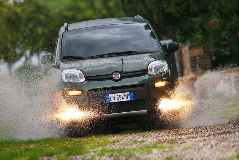 Fiat panda 4x4 wjeżdża na polskie drogi i bezdroża! Włoska marka ogłosiła właśnie cenę tego auta na polskim rynku. Jak zapewnią przedstawiciele producenta wersja 4x4 to zdecydowanie najlepiej standardowo wyposażone wcielenie nowej pandy. Co i za ile dostają kierowcy nad Wisłą?