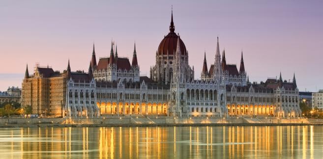 4-dniowa lotnicza wycieczka sylwestrowa do Budapesztu to 1199 złotych. W tej cenie zawarty jest koszt przelotu, zakwaterowanie w 3* hotelu ze śniadaniami oraz koszty ubezpieczenia.