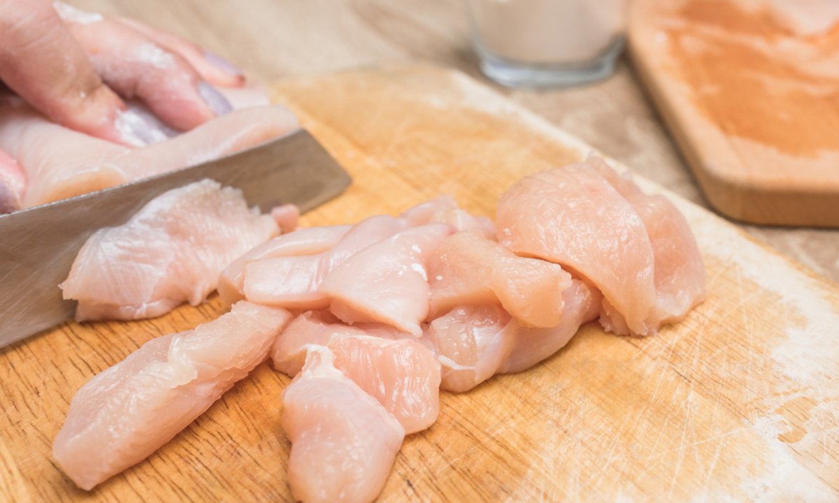 Przyrządzał kurczaka na obiad. Niewiarygodne, co znalazł w mięsie. "Mogło dojść do tragedii"