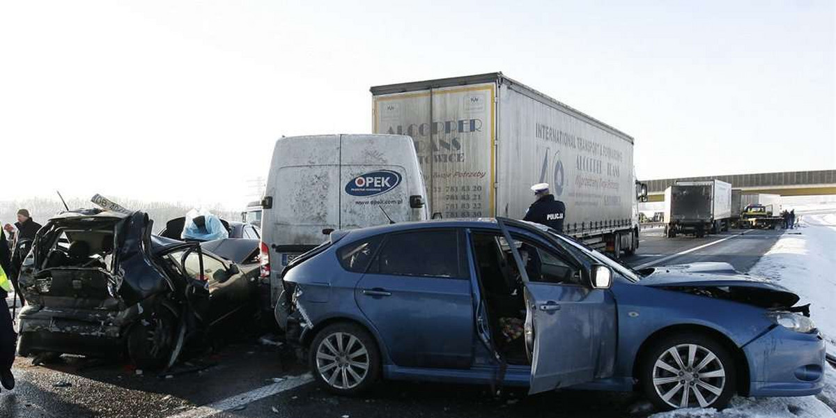 Ofiary śmiertelne w karambolu na A4. Trasa zablokowana