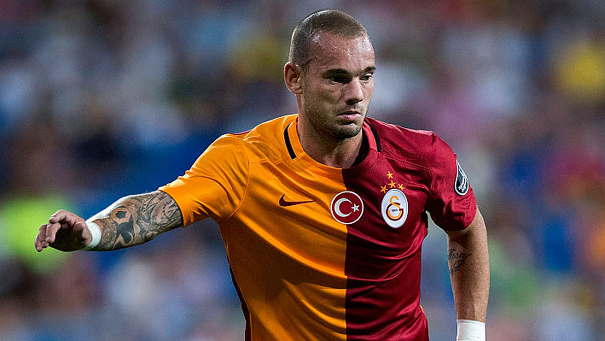 Wesley Sneijder, od kiedy przeszedł do Galatasaray Stambuł, jest jednym z ulubieńców tamtejszych fanów. Jego zaangażowanie w grę obróciło się jednak przeciwko niemu, bo władze klubu ukarały go grzywną w wysokości dwóch milionów euro za dziesięć żółtych kartek w sezonie. Zawodnik zastanawia się nad skierowaniem sprawy do sądu.