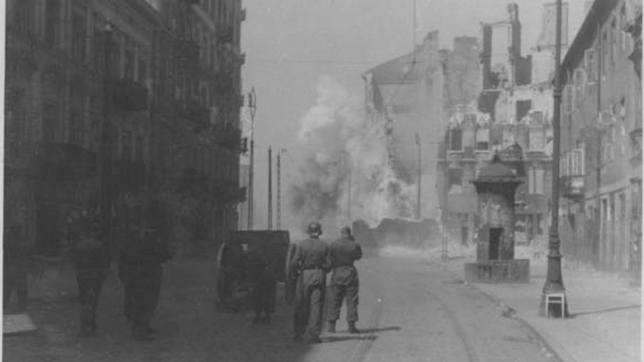 Powstanie w getcie, ul. Zamenhofa. Niemcy ostrzeliwują dom stojący na skrzyżowaniu z Gęsią