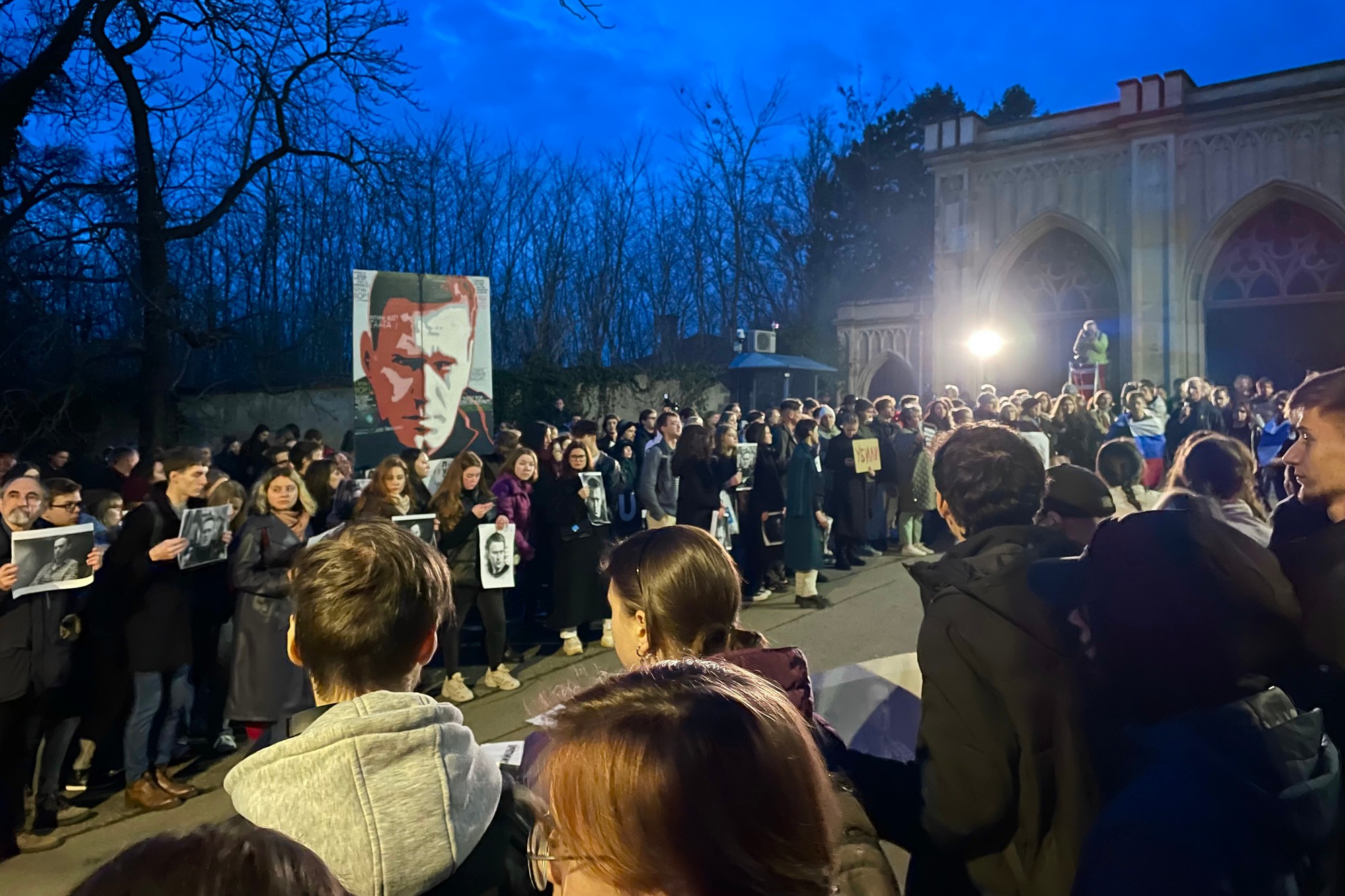 Ľudia si prišli uctiť  ruského opozičného lídra Alexeja Navaľného.
