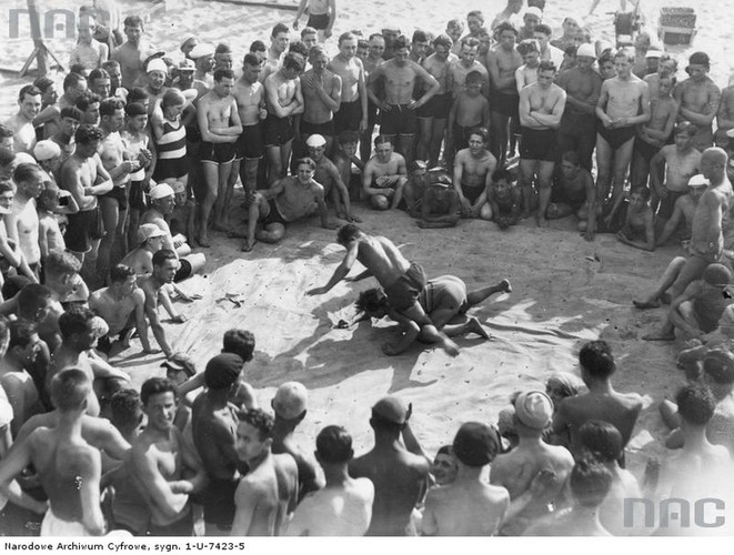 Warszawa. Plaża Poniatówka. Zapasy na plaży