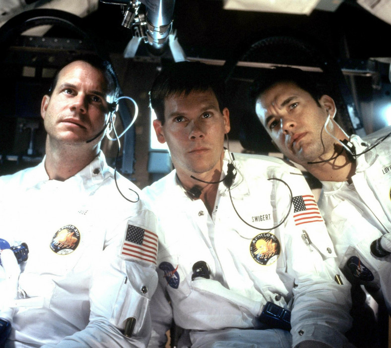 Bill Paxton, Kevin Bacon i Tom Hanks w filmie "Apollo 13"