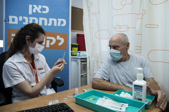 Izrael przygotowuje się do podania czwartej dawki szczepionki przeciw COVID-19