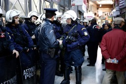 Grecja: Niewielka eksplozja w centrum Aten. Policjant lekko ranny