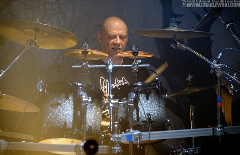 Inspektor Letkiewicz gra w Hunterze na perkusji i instrumentach perkusyjnych