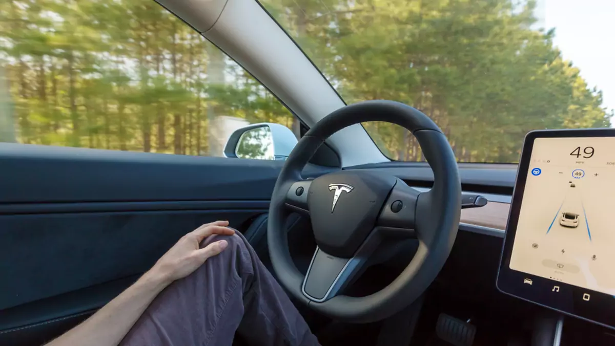 Tesla od kilku lat oferuje samochody z funkcją autopilota (zdj. ilustracyjne)