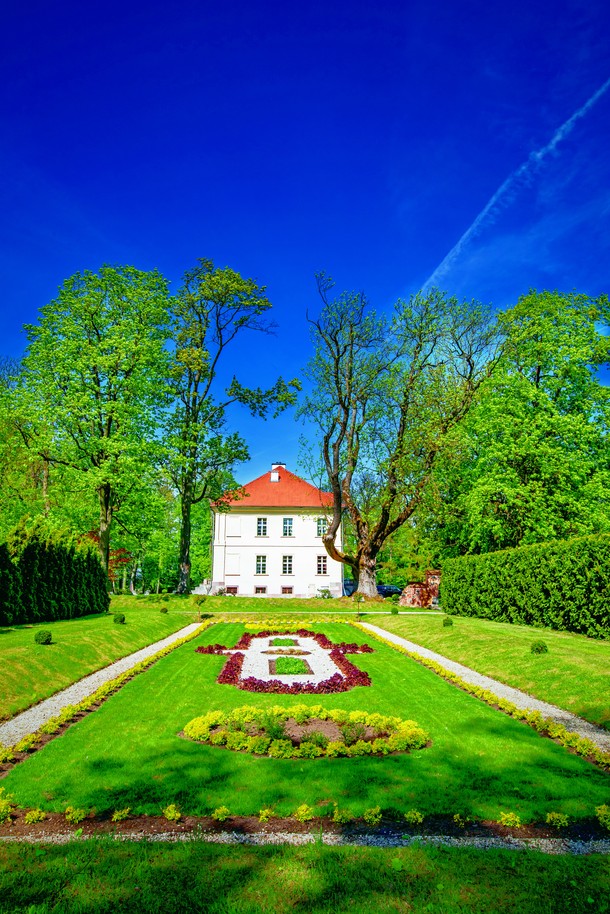 Pałac w Nakomiadach jest otoczony przez wspaniały park