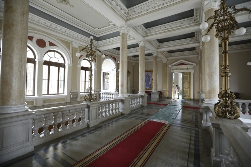 Visoki stubovi, ogromne prostorije i tišina nose svu važnost ovog mesta što kroz crkvenu istoriju, što kroz događaje i ličnosti