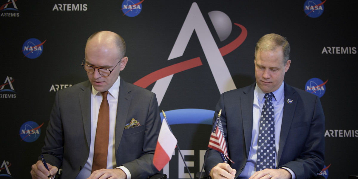 Michał Szaniawski, prezes Polskiej Agencji Kosmicznej oraz James Bridenstine, Administrator NASA, podpisali oficjalne porozumienie o współpracy między Polską a Stanami Zjednoczonymi w dziedzinie eksploracji kosmosu.