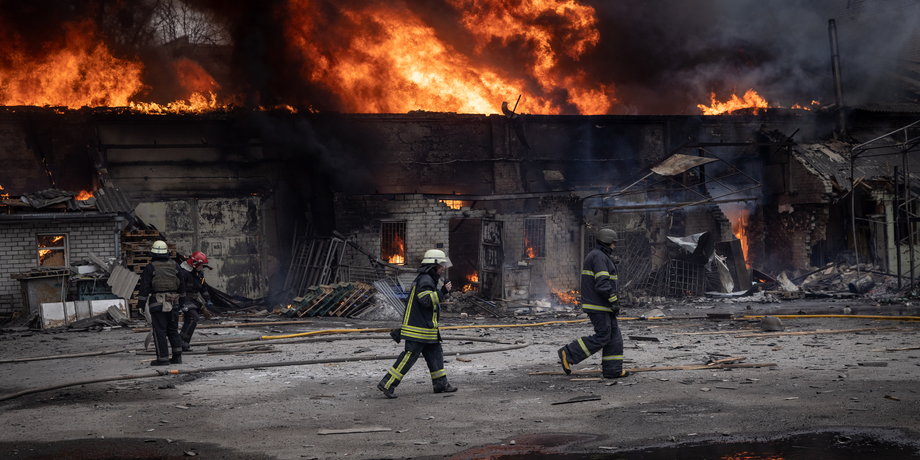 Rosjanie próbują niszczyć dostawy broni dla Ukrainy. Zdjęcie poglądowe z pożaru po bombardowaniu Charkowa.