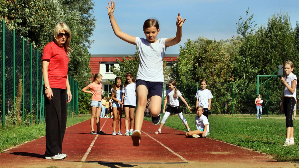 lekcja WF, zajęcia sportowe, skok w dal