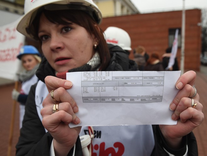 Żony górników i pracownice kopalni, którym grozi zamknięcie w drodze do Kancelarii Prezydenta, gdzie ich delegacja spotka się, 12 bm. z żoną prezydenta RP Anną Komorowską i prezydencką minister Ireną Wóycicką. Kobiety chcą zainteresować prezydenta RP swoją sytuacją i liczą na zmianę rządowych planów.