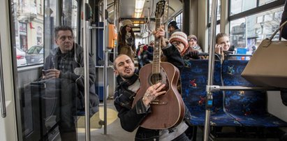 Za darmo gra ludziom w tramwajach