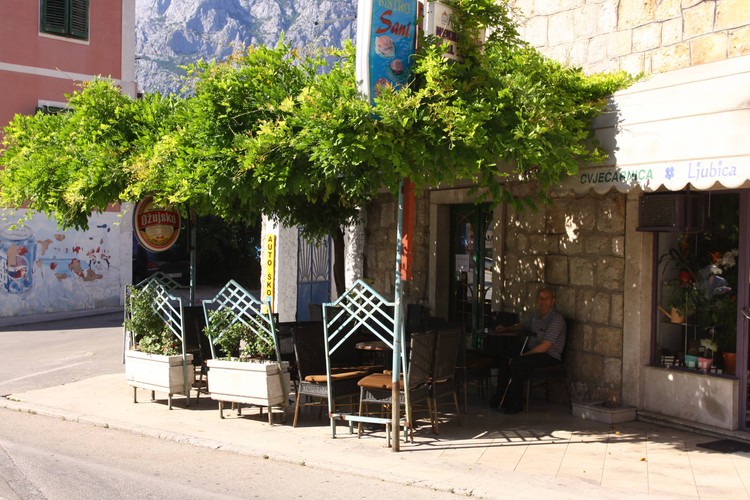 Urokliwe zakątki miasteczka Makarska leżącego na Wybrzeżu Makarskim na Chorwacji.