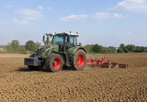 Traktor na njivi - ilustracija