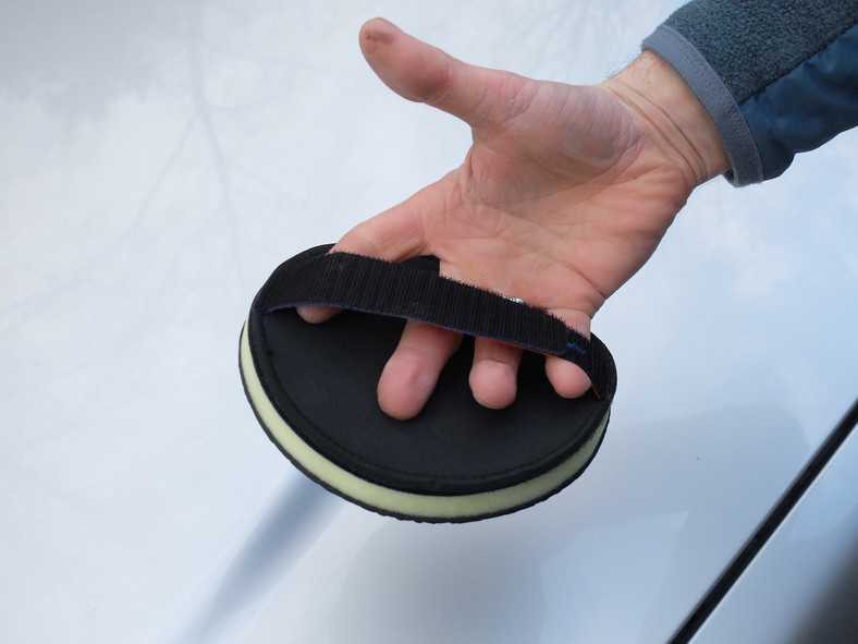 Mycie auta: tarczka-glinka w wersji „ręcznej”