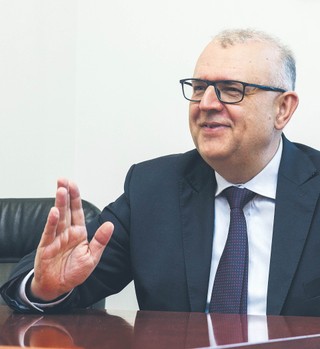 Kazimierz M. Ujazdowski, senator RP, doktor habilitowany nauk prawnych, profesor Uniwersytetu Łódzkiego, członek Komitetu Nauk Prawnych PAN, dwukrotny minister kultury i dziedzictwa narodowego. Kandydat ugrupowań opozycji (paktu senackiego) w wyborach do Senatu RP, członek partii Centrum dla Polski