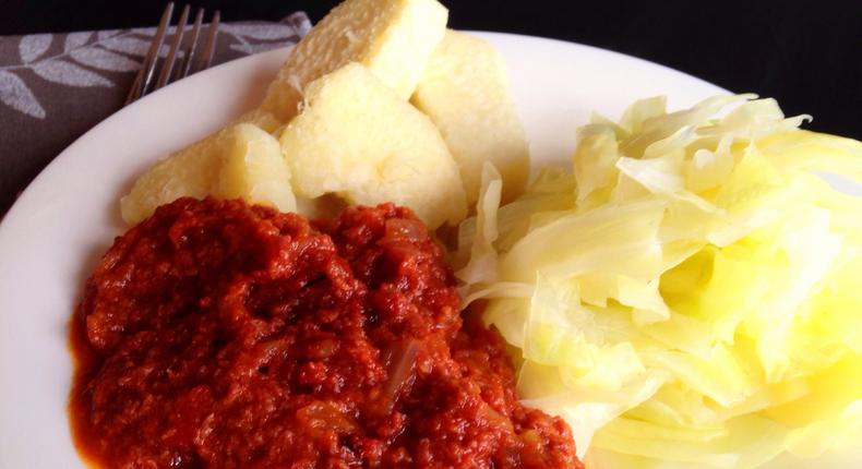 Corned beef stew and boiled yam