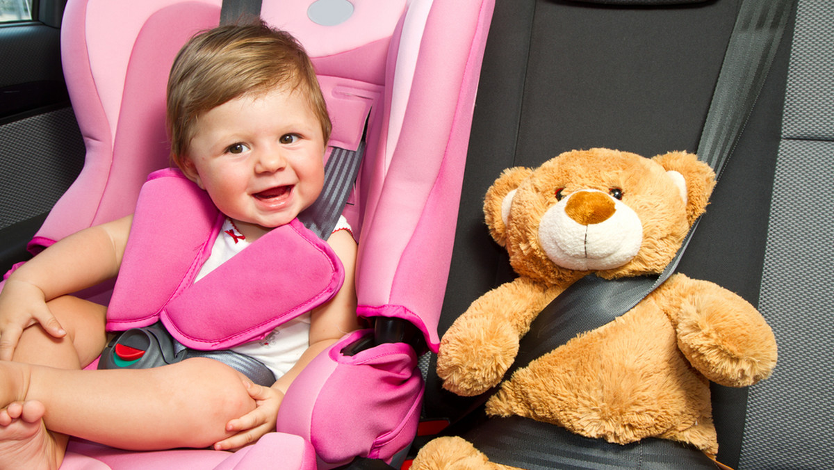 Każdy odpowiedzialny kierowca wie, jak duże znaczenie dla bezpieczeństwa dziecka w aucie ma odpowiedni fotelik. Zwłaszcza gdy wychodzi ono z wieku niemowlęcego. Sprzęt ten powinien być dobierany nie tylko do wieku naszej pociechy, ale również z uwzględnieniem odpowiedniego poziomu bezpieczeństwa.
