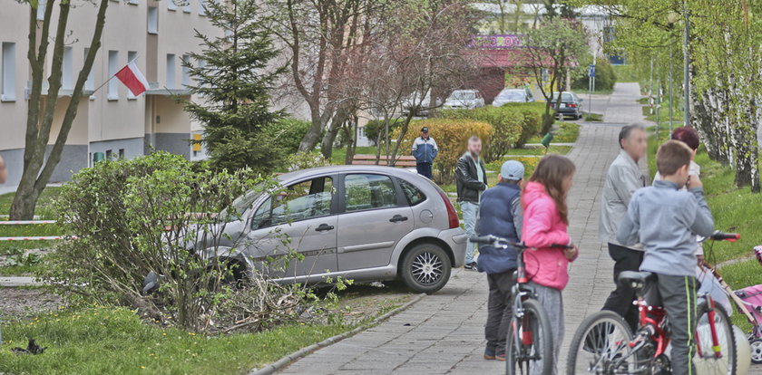 Citroen wleciał na chodnik. Przerażone dziecko stało tuż przed nim