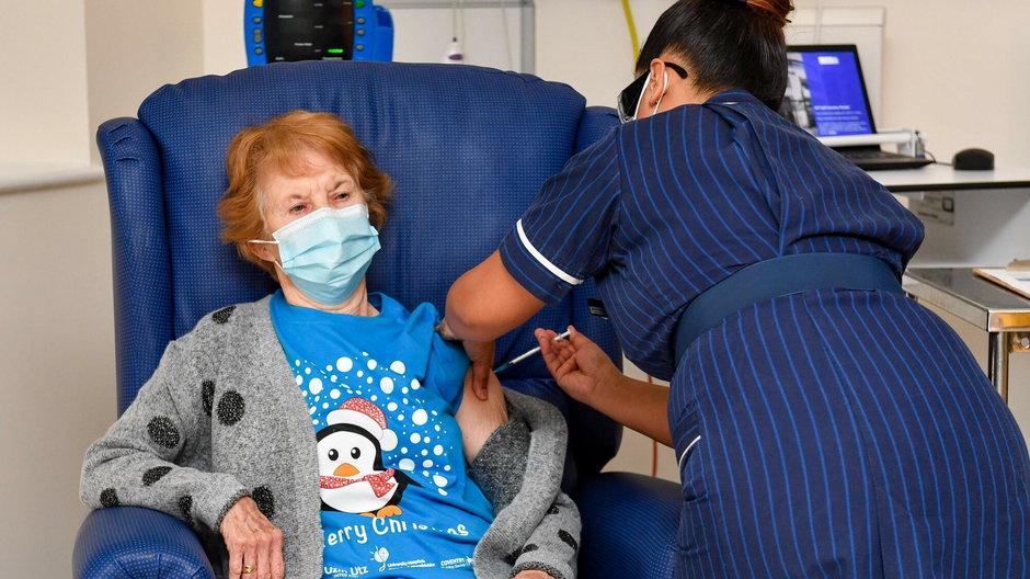 90-latka pierwszą osobą w Wielkiej Brytanii, która otrzymała szczepionkę Pfizer