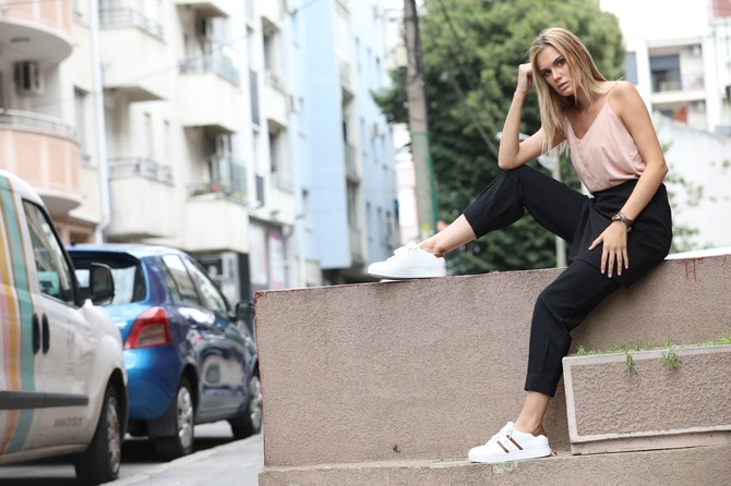 Bluza „Tiffany“, suknja „Reserved“, pantalone „Oviesse“, patike „Deichman“