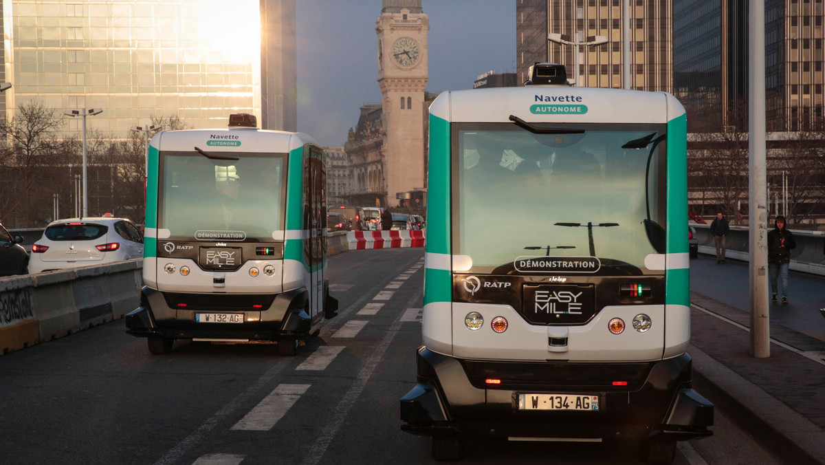 Francja: na ulice Paryża wyjechały autonomiczne minibusy