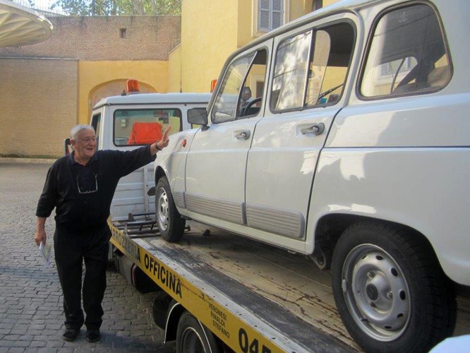 'Nowe papamobile' czyli renault 4