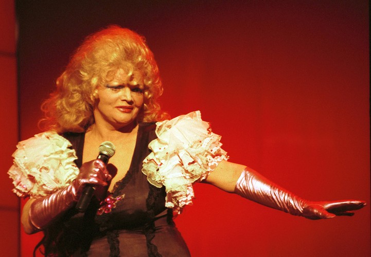 5. grudnia - Jedna z największych gwiazd wokalnych w Polsce Violetta Villas zmarła w wieku 73 lat.