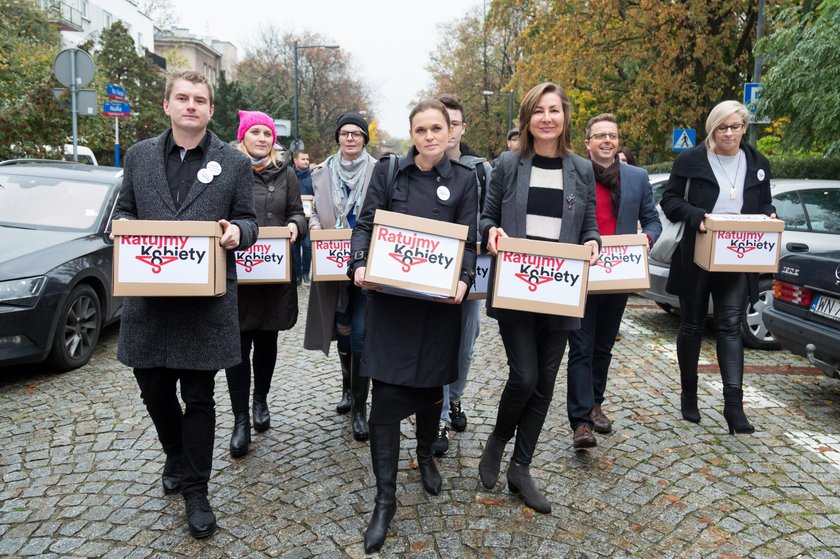 Zlozenie podpisow pod projektem ustawy 'Ratujmy Kobiety 2017'