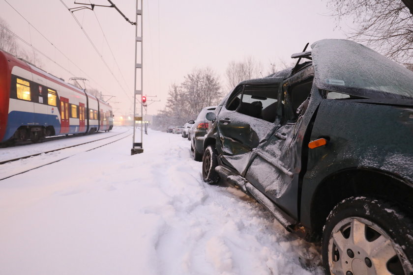 Dramat na przejeździe. Troje małych dzieci w szpitalu