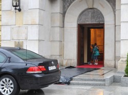 Samopodpalenie przed kancelarią. Desperat mówił prawdę o patologiach