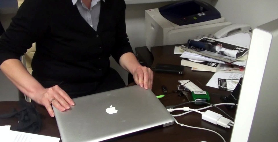 Próba dokonania kopii binarnej nagrań z podsłuchów na kadrze z nagrania udostępnionego przez Prokuraturę Okręgową Warszawa-Praga