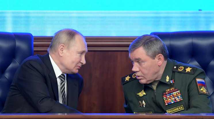 Vlagyimir Putyin orosz elnök és Valerij Geraszimov hadseregtábornok, az orosz fegyveres erők vezérkari főnöke / Fotó: MTI/EPA/Szputnyik/Orosz elnöki sajtószolgálat