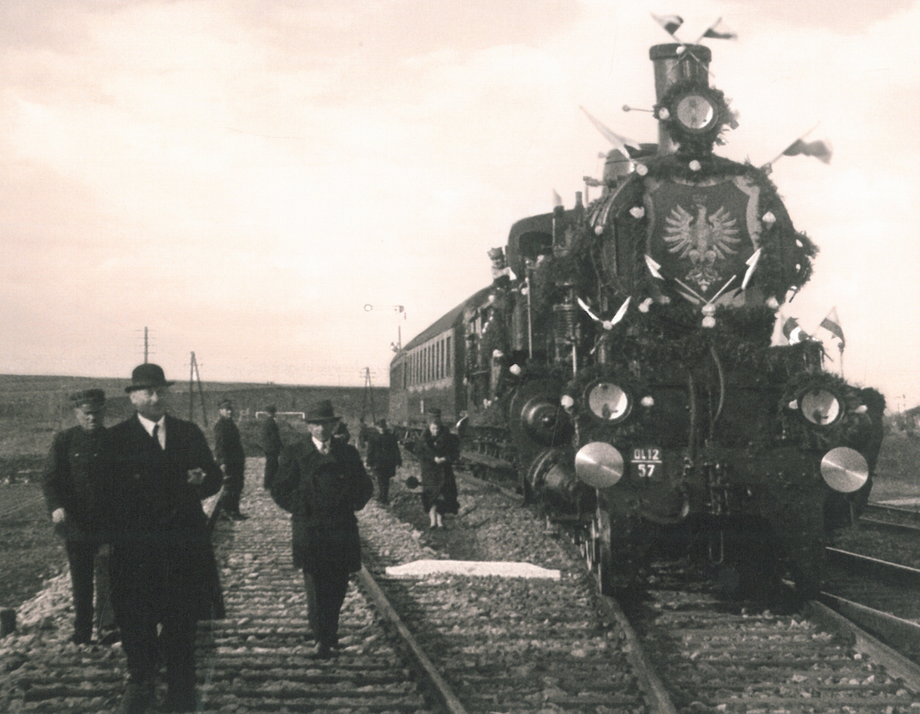Pierwszy etap elektryfikacji linii kolejowych rozpoczął się w połowie lat 30., za sprawą tunelu średnicowego w Warszawie. Nadal jednak na większości torów królowały parowozy