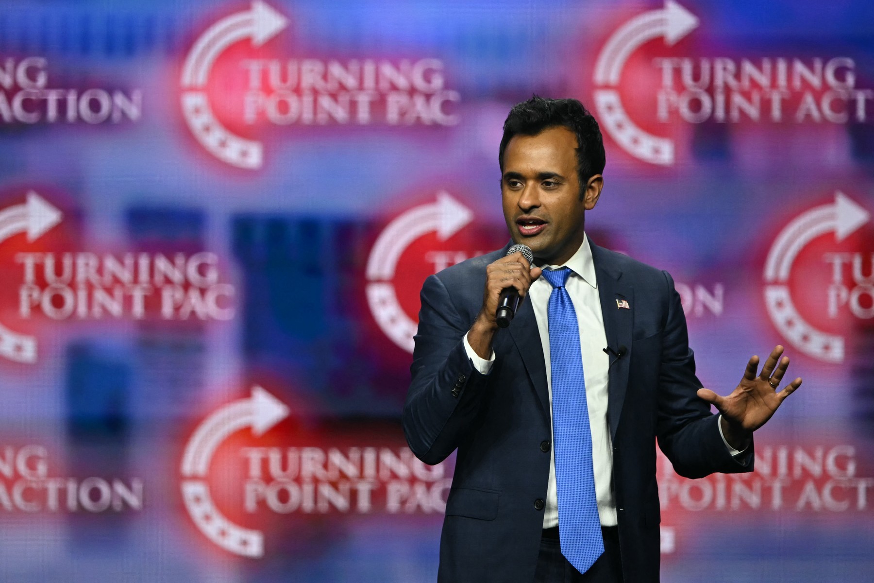 Vivek Ramaswamy je zakladateľ farmaceutickej spoločnosti, ktorý sa uchádzal o republikánsku prezidentskú nomináciu proti Trumpovi.