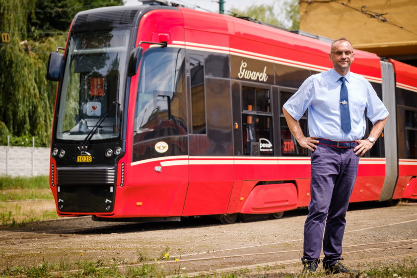 Pracownicy Tramwajów Śląskich nosza się teraz na niebiesko