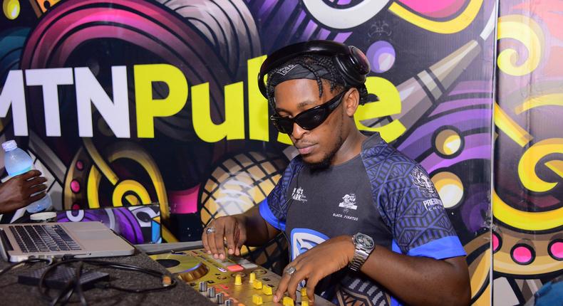 DJ Bugy on set at the MTN Pulse Weekendi activation at Nalikka Hostel in Makerere Kikoni last weekend